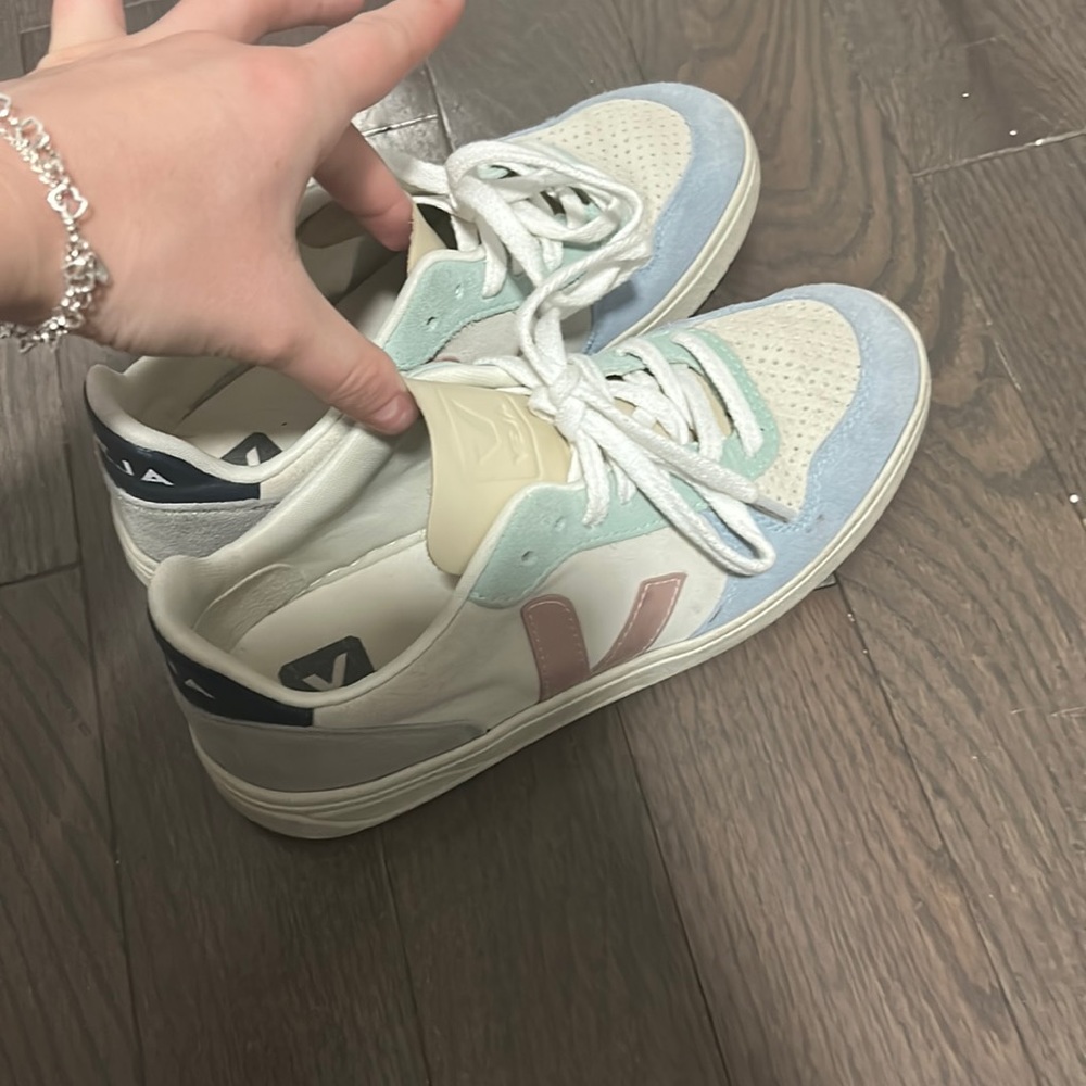 VEJA, like new. Barely worn